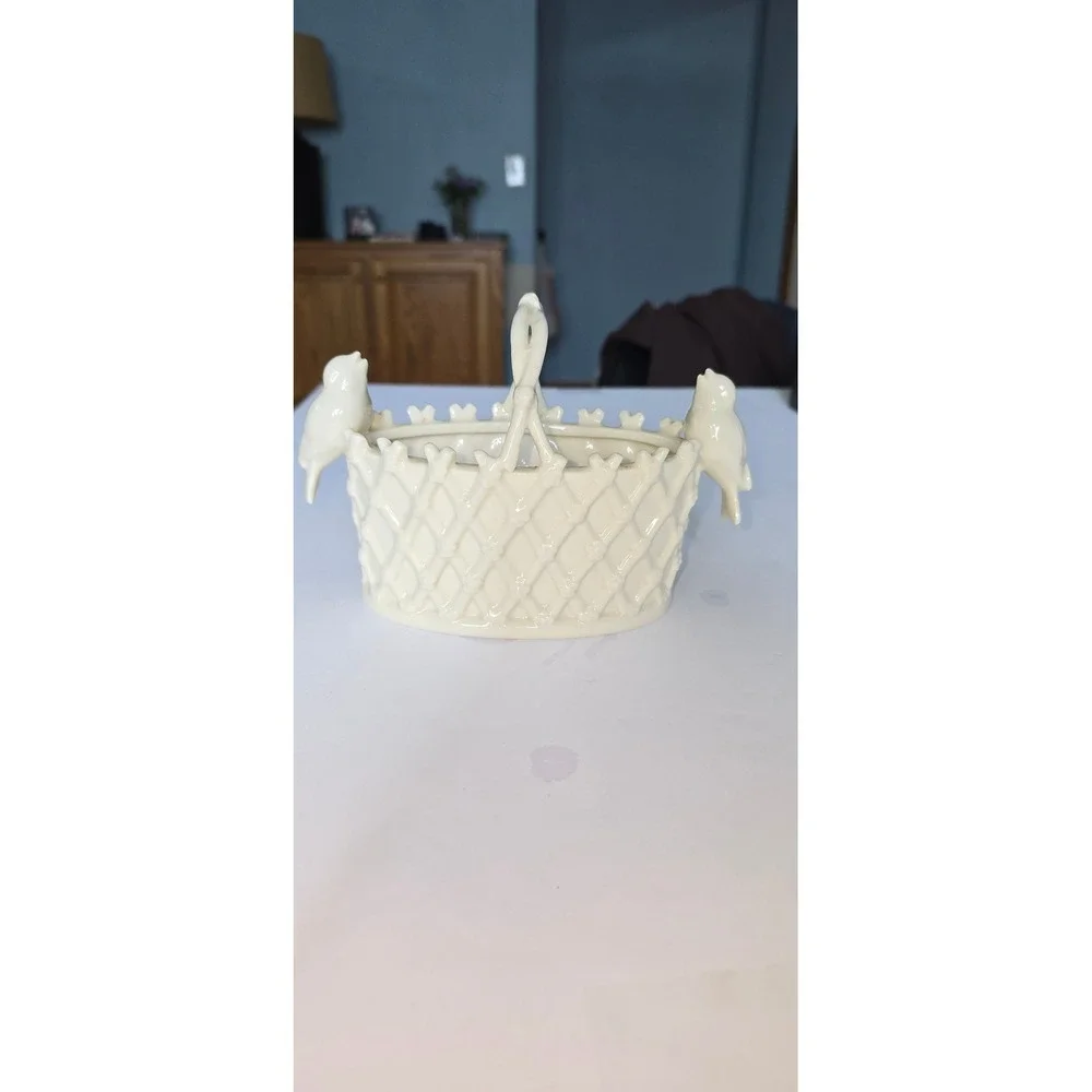 ND Exclusive Cream Ceramic Lattice Basket with Birds Decorative Figurine